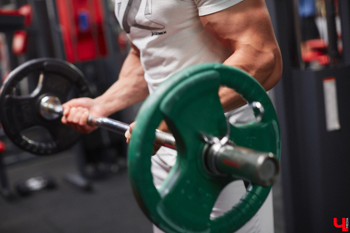 Владимирский спортсмен выиграл золотую и бронзовую награды на чемпионате России по бодибилдингу после всего шести месяцев занятий с профессиональным наставником. До этого Серафим Морозов ходил в зал самостоятельно, чтобы подкорректировать фигуру. Сейчас он в отличной форме и готовится к новым соревнованиям. «Ключ-Медиа» встретился с чемпионом.