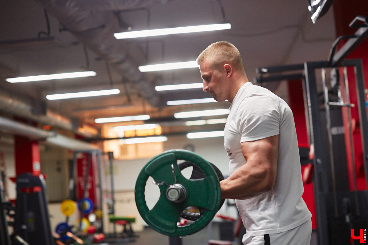 Владимирский спортсмен выиграл золотую и бронзовую награды на чемпионате России по бодибилдингу после всего шести месяцев занятий с профессиональным наставником. До этого Серафим Морозов ходил в зал самостоятельно, чтобы подкорректировать фигуру. Сейчас он в отличной форме и готовится к новым соревнованиям. «Ключ-Медиа» встретился с чемпионом.