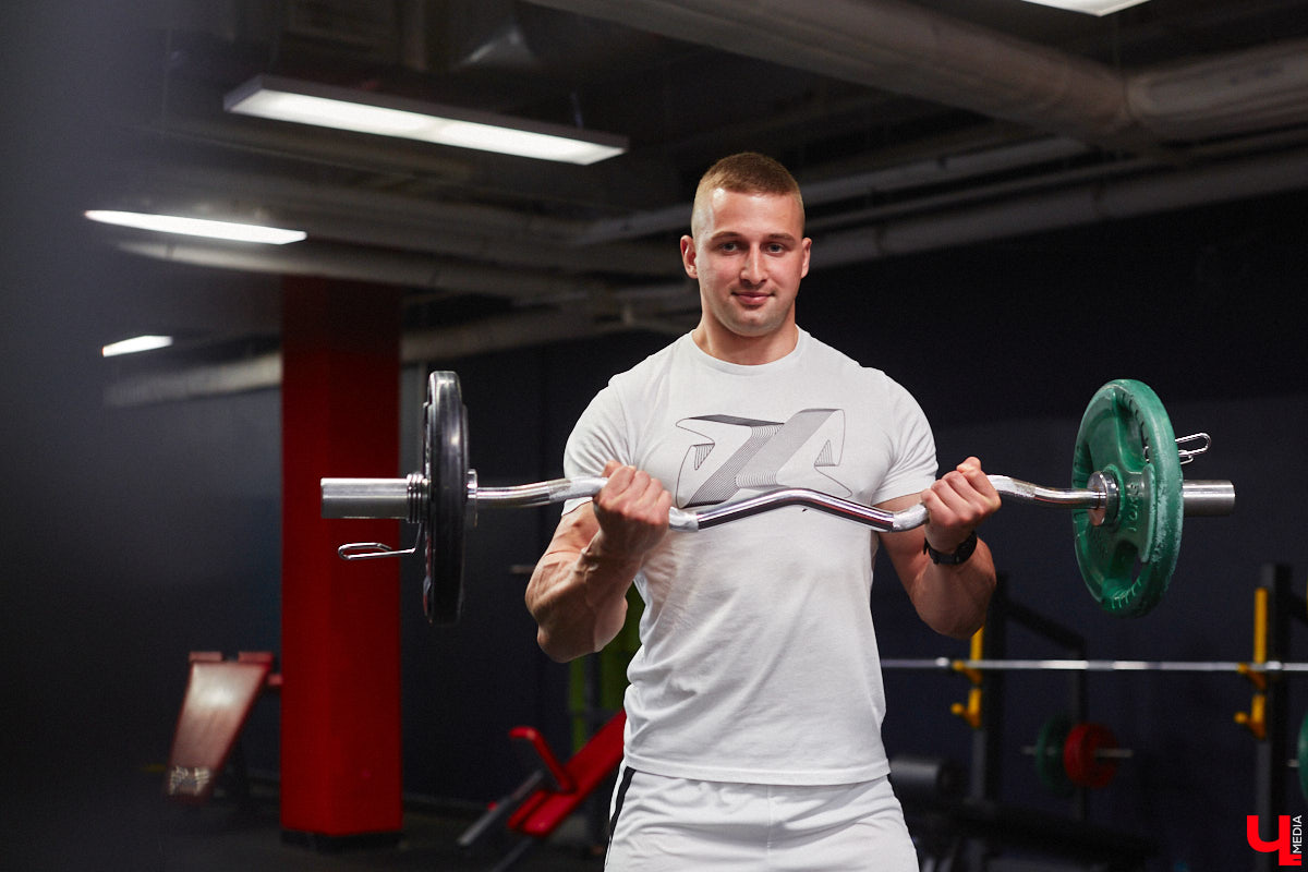 Владимирский спортсмен выиграл золотую и бронзовую награды на чемпионате России по бодибилдингу после всего шести месяцев занятий с профессиональным наставником. До этого Серафим Морозов ходил в зал самостоятельно, чтобы подкорректировать фигуру. Сейчас он в отличной форме и готовится к новым соревнованиям. «Ключ-Медиа» встретился с чемпионом.