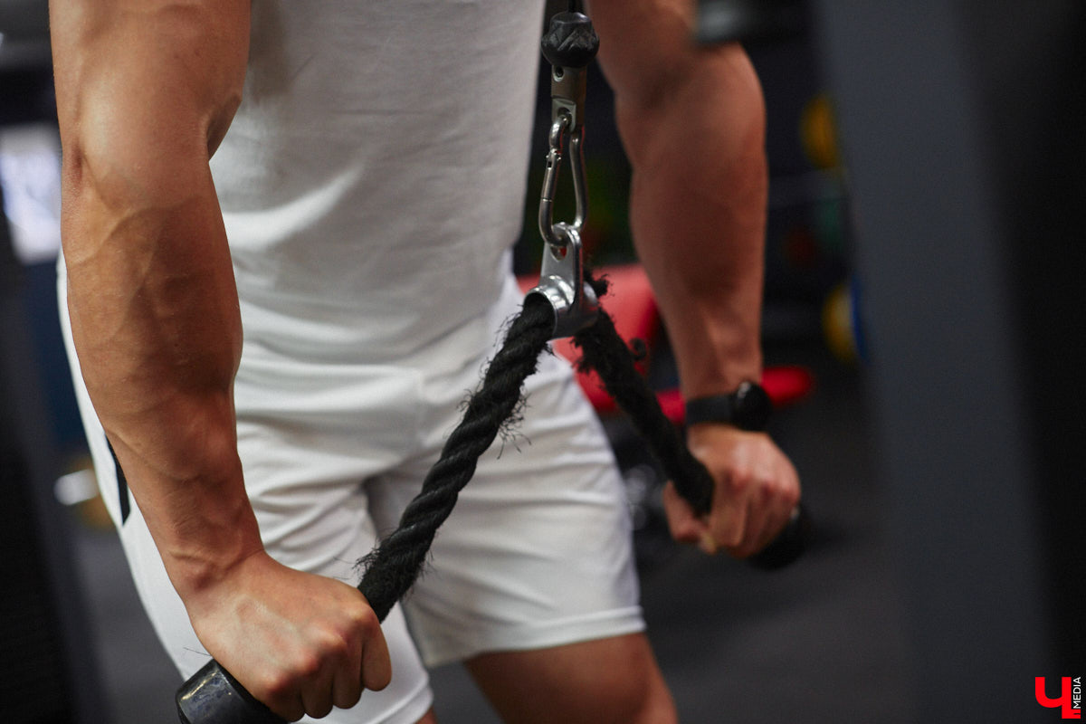 Владимирский спортсмен выиграл золотую и бронзовую награды на чемпионате России по бодибилдингу после всего шести месяцев занятий с профессиональным наставником. До этого Серафим Морозов ходил в зал самостоятельно, чтобы подкорректировать фигуру. Сейчас он в отличной форме и готовится к новым соревнованиям. «Ключ-Медиа» встретился с чемпионом.