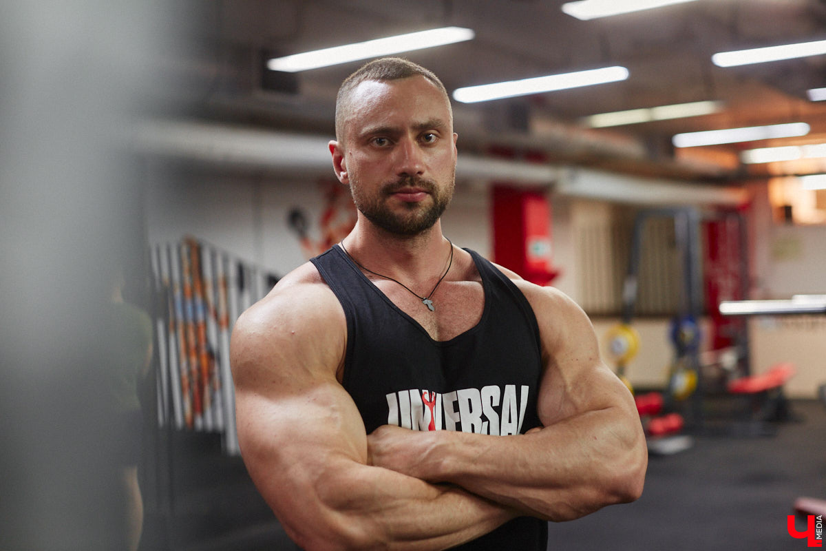 Владимирский спортсмен выиграл золотую и бронзовую награды на чемпионате России по бодибилдингу после всего шести месяцев занятий с профессиональным наставником. До этого Серафим Морозов ходил в зал самостоятельно, чтобы подкорректировать фигуру. Сейчас он в отличной форме и готовится к новым соревнованиям. «Ключ-Медиа» встретился с чемпионом.
