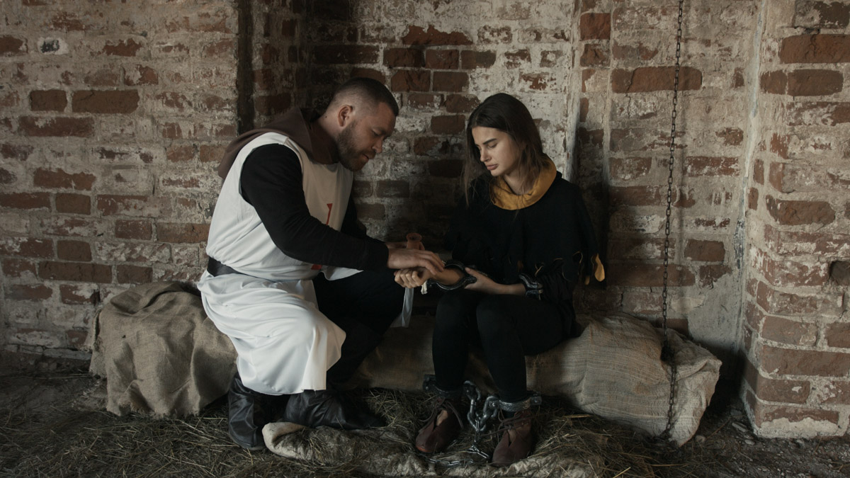 Дамы в длинных платьях с расшитыми рукавами неспешно прогуливаются по мощеным тропам парка «Сосенки». Во Владимире проходят съемки одной из новелл киноальманаха «Голос горячего сердца». Речь в проекте идет о последних месяцах жизни самой Жанны Дарк — именно так, без привычного нам апострофа. Всего планируется отснять шесть новелл. Уже готовы три из них, четвертая находится на стадии монтажа. Как проходят съемки, главный режиссер Иветта Ильина и актеры рассказали «Ключ-Медиа».