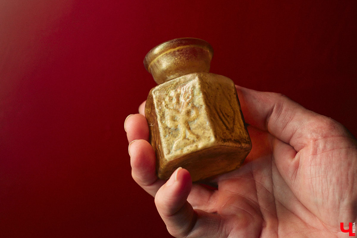 Частный коллекционер Игорь Кравченко своей особой гордостью считает собрание античного стекла, часть которого представлена в свободном доступе в галерее искусств «Старая столица». «Ключ-Медиа» побывал там и осмотрел уникальные предметы, части которых уже около 2,5 тысяч лет!