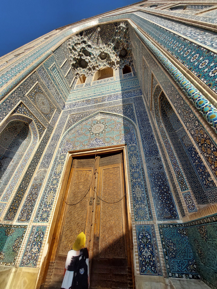 Андрей Дубровский всегда привозит из экспедиций целый рюкзак впечатлений. Почти за 10 лет странствий владимирский журналист накопил массу репортажей, которые в итоге перенес на страницы книги. Сейчас его нон-фикшн «Нешелковый путь», изданный «Эксмо», можно найти на двух крупных платформах. Что в нем интересного, новоиспеченный писатель рассказал «Ключ-Медиа».