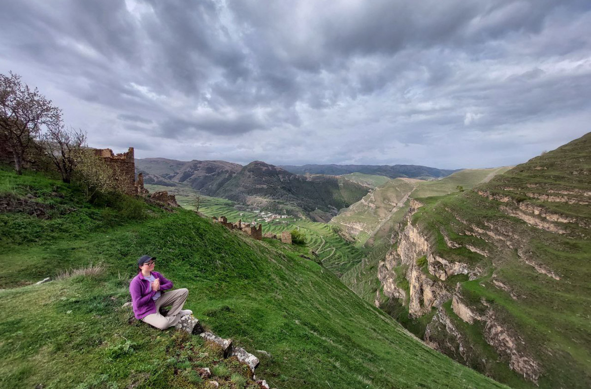 Андрей Дубровский всегда привозит из экспедиций целый рюкзак впечатлений. Почти за 10 лет странствий владимирский журналист накопил массу репортажей, которые в итоге перенес на страницы книги. Сейчас его нон-фикшн «Нешелковый путь», изданный «Эксмо», можно найти на двух крупных платформах. Что в нем интересного, новоиспеченный писатель рассказал «Ключ-Медиа».