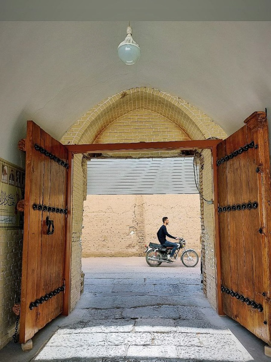 Андрей Дубровский всегда привозит из экспедиций целый рюкзак впечатлений. Почти за 10 лет странствий владимирский журналист накопил массу репортажей, которые в итоге перенес на страницы книги. Сейчас его нон-фикшн «Нешелковый путь», изданный «Эксмо», можно найти на двух крупных платформах. Что в нем интересного, новоиспеченный писатель рассказал «Ключ-Медиа».