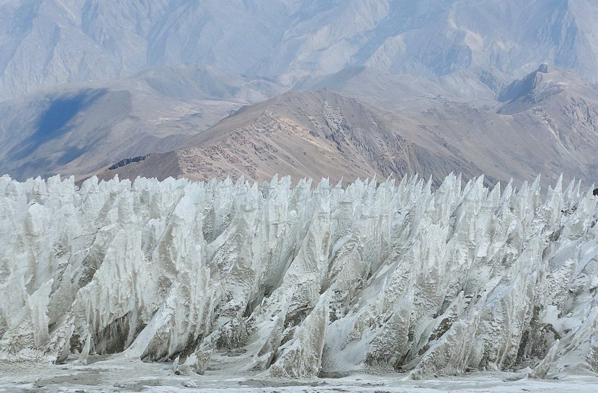 Андрей Дубровский всегда привозит из экспедиций целый рюкзак впечатлений. Почти за 10 лет странствий владимирский журналист накопил массу репортажей, которые в итоге перенес на страницы книги. Сейчас его нон-фикшн «Нешелковый путь», изданный «Эксмо», можно найти на двух крупных платформах. Что в нем интересного, новоиспеченный писатель рассказал «Ключ-Медиа».