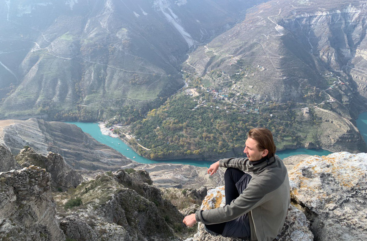 Андрей Дубровский всегда привозит из экспедиций целый рюкзак впечатлений. Почти за 10 лет странствий владимирский журналист накопил массу репортажей, которые в итоге перенес на страницы книги. Сейчас его нон-фикшн «Нешелковый путь», изданный «Эксмо», можно найти на двух крупных платформах. Что в нем интересного, новоиспеченный писатель рассказал «Ключ-Медиа».