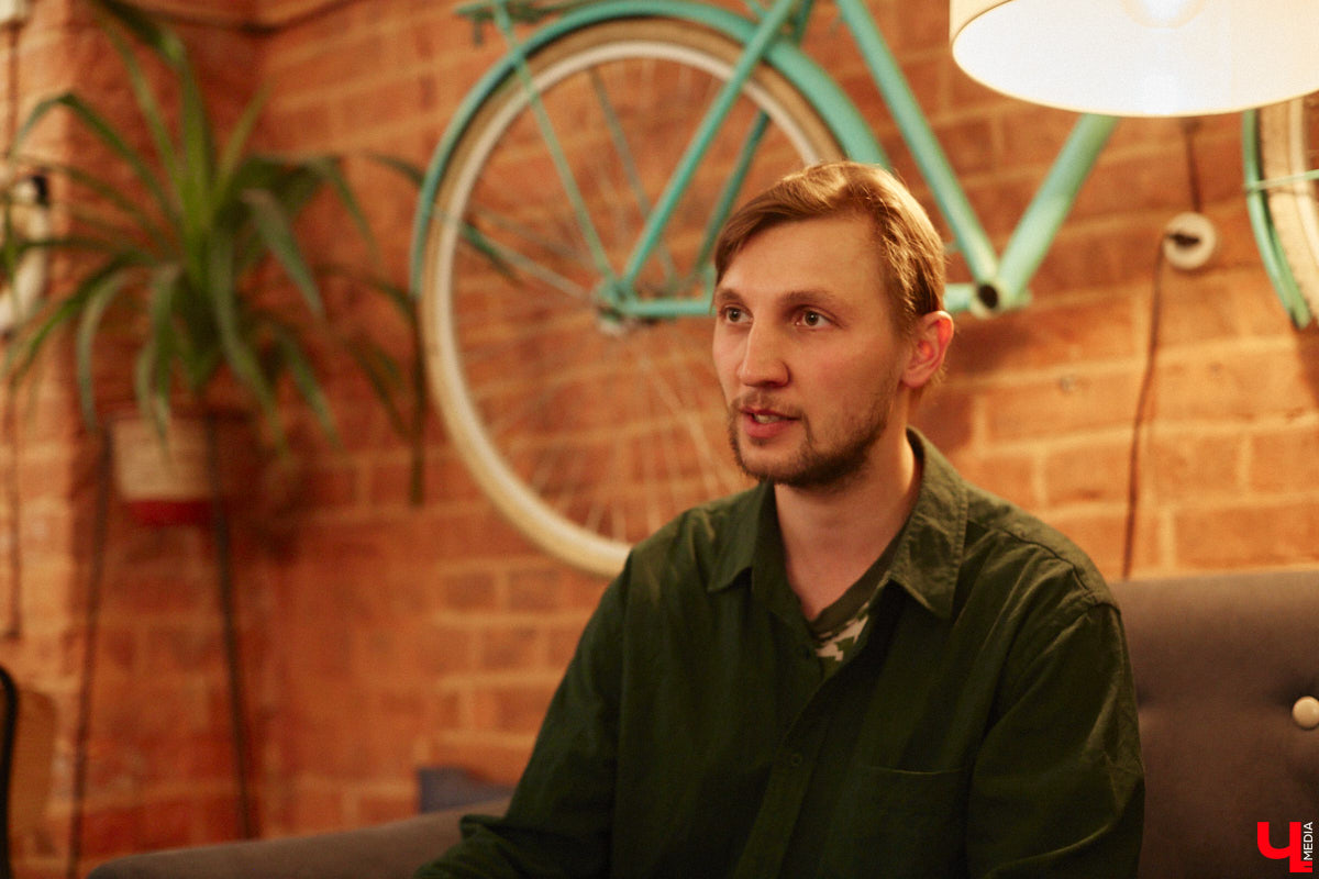 Андрей Дубровский всегда привозит из экспедиций целый рюкзак впечатлений. Почти за 10 лет странствий владимирский журналист накопил массу репортажей, которые в итоге перенес на страницы книги. Сейчас его нон-фикшн «Нешелковый путь», изданный «Эксмо», можно найти на двух крупных платформах. Что в нем интересного, новоиспеченный писатель рассказал «Ключ-Медиа».