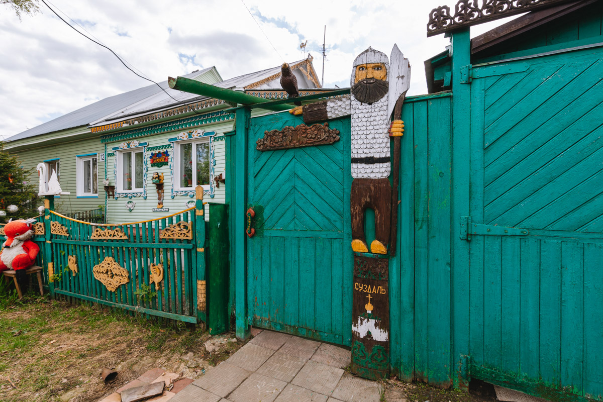 Этим летом Суздаль будет вдоль и поперек исхожен ногами туристов. Мы предлагаем разнообразить классический маршрут и включить туда неформатные локации, которых нет в путеводителях. Рассказал о них «Ключ-Медиа» тревел-фотограф Андрей Белавин.