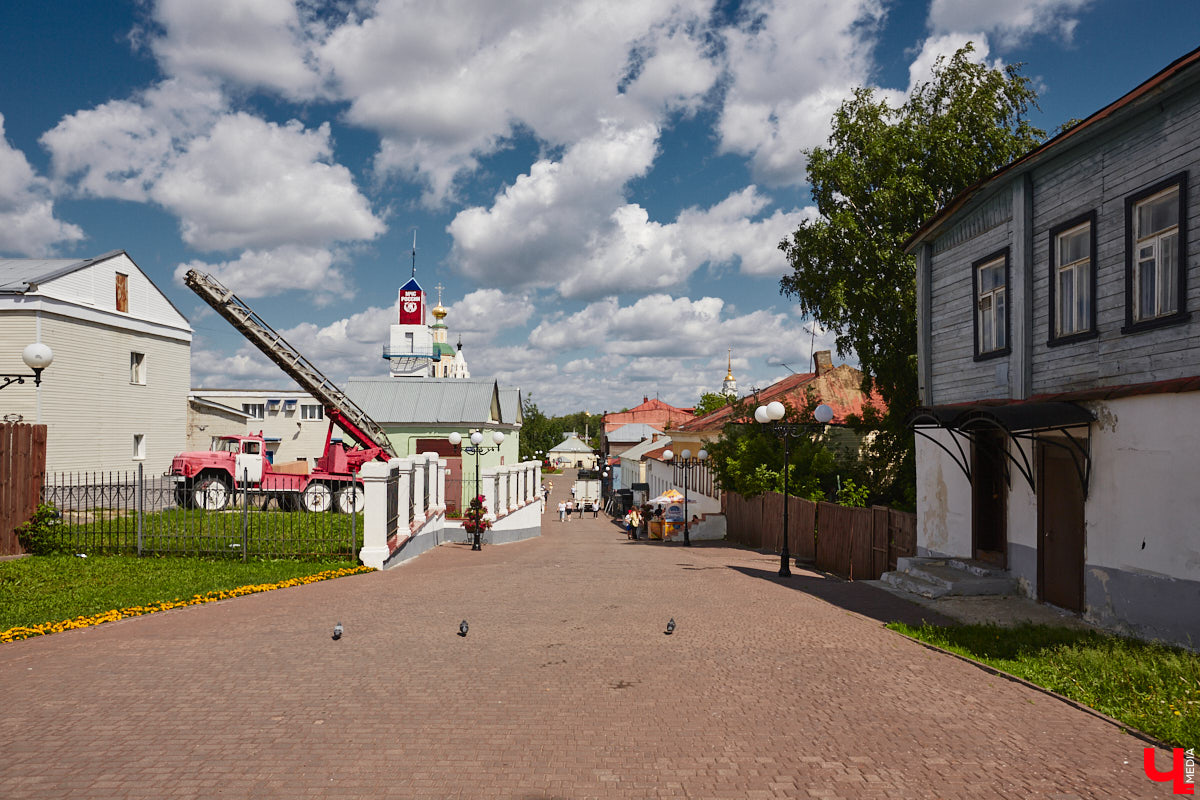 Несмотря на то, что некоторые спальные районы Владимира застыли в девяностых, его центр продолжает развиваться. И неудивительно, ведь туристы регулярно посещают наш город. Как, впрочем, и другие уголки 33-го региона. Что новенького он приготовил для своих гостей?