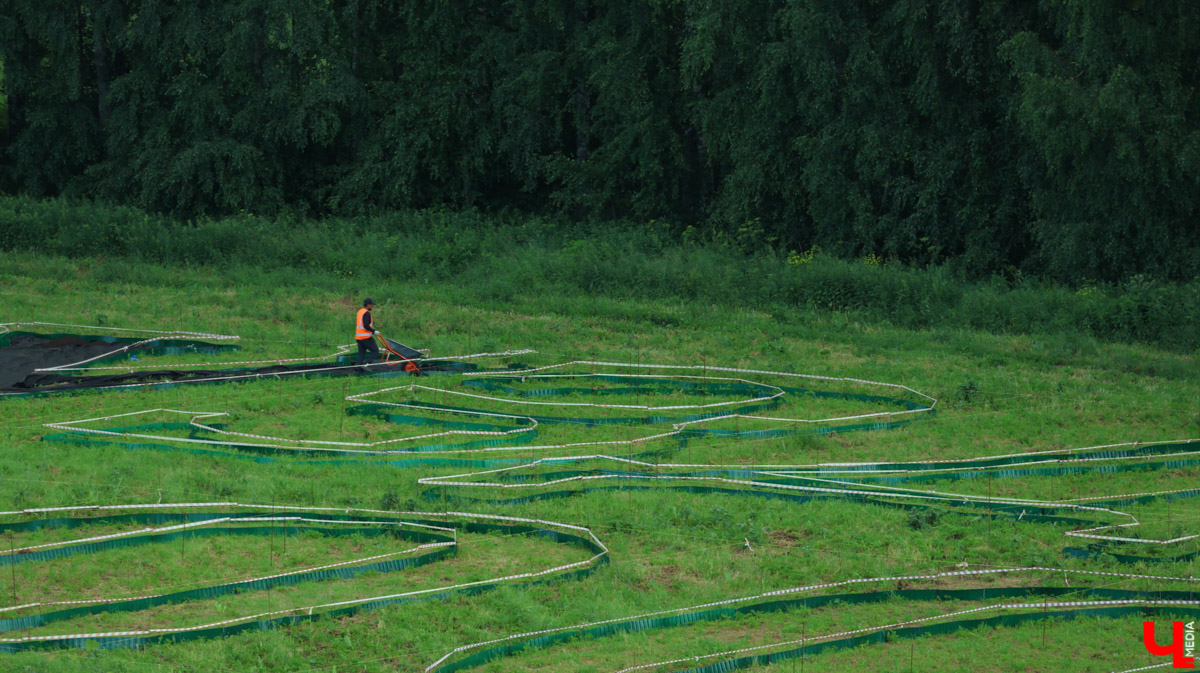 В Суздале начался монтаж насыпной клумбы к тысячелетнему юбилею древнего города, который отметят в августе этого года. На Ильинском лугу появится надпись «Суздаль 1000», ее выложат из бегоний и бархатцев. На цветник потратят 7 миллионов рублей.