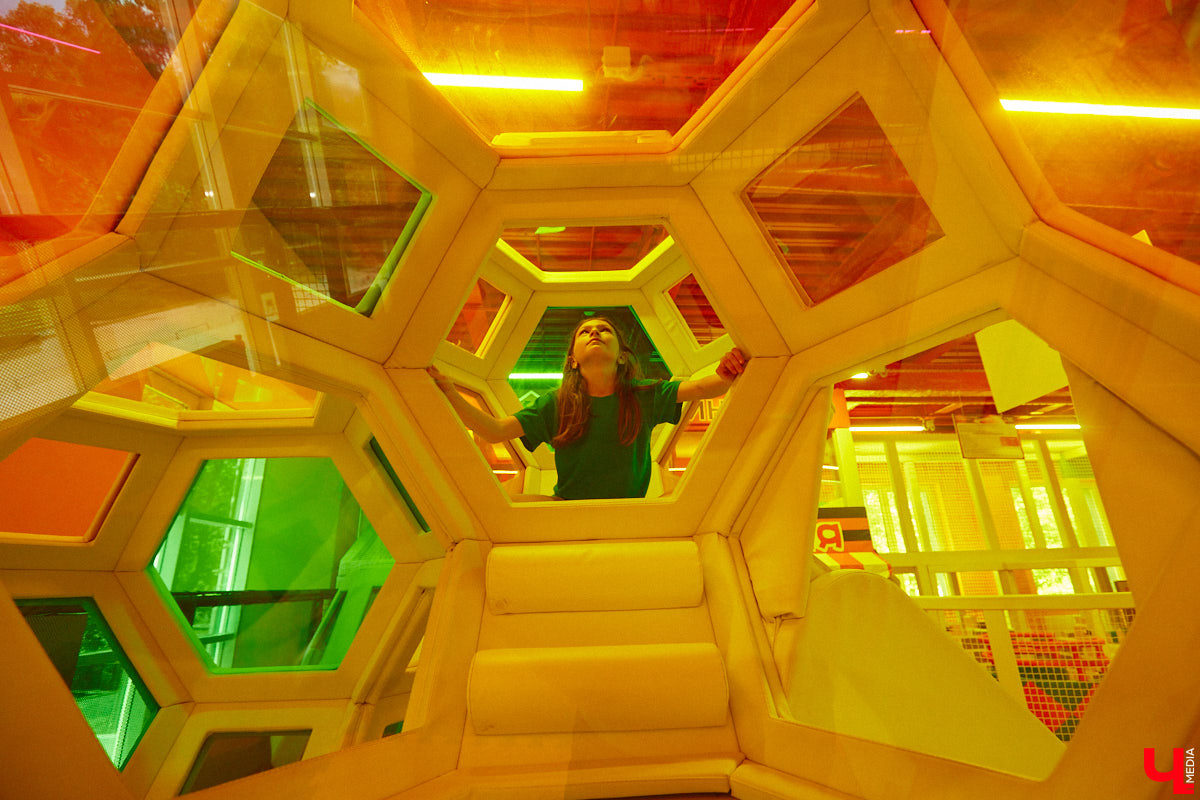 Во Владимире в Ледовом дворце «Полярис» открыли новый Активити-парк, стилизованный под космический корабль. Рассчитан он на детей самого разного возраста. На одной территории разместили горки, лабиринты, батуты, игровые зоны и даже огромный сухой бассейн с фантами из шаров. Мы отправились в парк в компании юных исследователей развлечений, чтобы с их помощью проверить, насколько же там интересно.