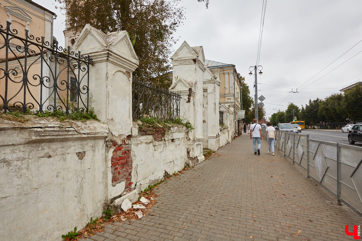 Во Владимире, без сомнения, есть на что посмотреть. Жаль только, его историческая часть находится в упадке, а гостям областного центра приходится то и дело натыкаться на различные поломки, строительные леса, ограждения и ленты, запрещающие проход. Мы посмотрели на любимый город глазами путешественников и составили подборку темных пятен на его туристической репутации.