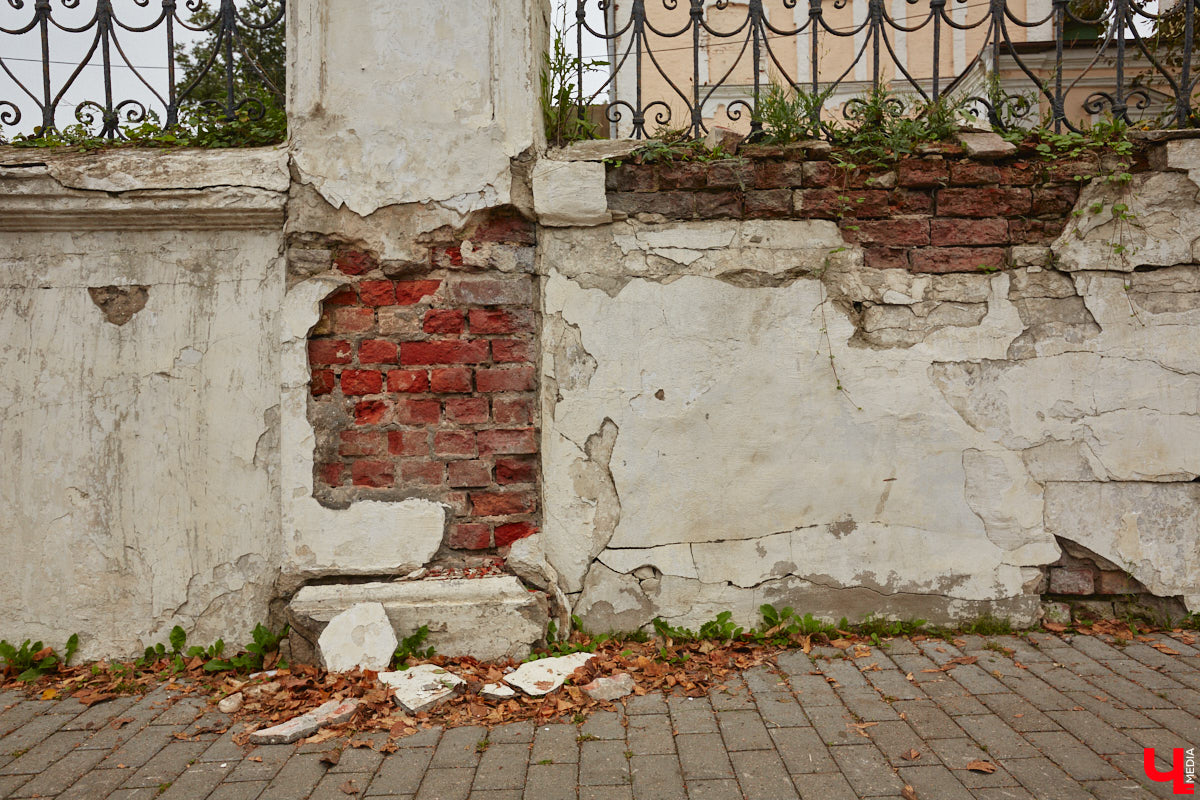 Во Владимире, без сомнения, есть на что посмотреть. Жаль только, его историческая часть находится в упадке, а гостям областного центра приходится то и дело натыкаться на различные поломки, строительные леса, ограждения и ленты, запрещающие проход. Мы посмотрели на любимый город глазами путешественников и составили подборку темных пятен на его туристической репутации.