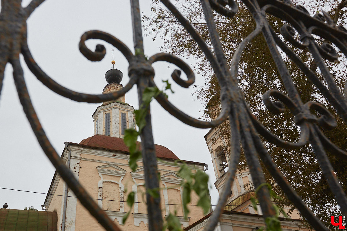 Во Владимире, без сомнения, есть на что посмотреть. Жаль только, его историческая часть находится в упадке, а гостям областного центра приходится то и дело натыкаться на различные поломки, строительные леса, ограждения и ленты, запрещающие проход. Мы посмотрели на любимый город глазами путешественников и составили подборку темных пятен на его туристической репутации.