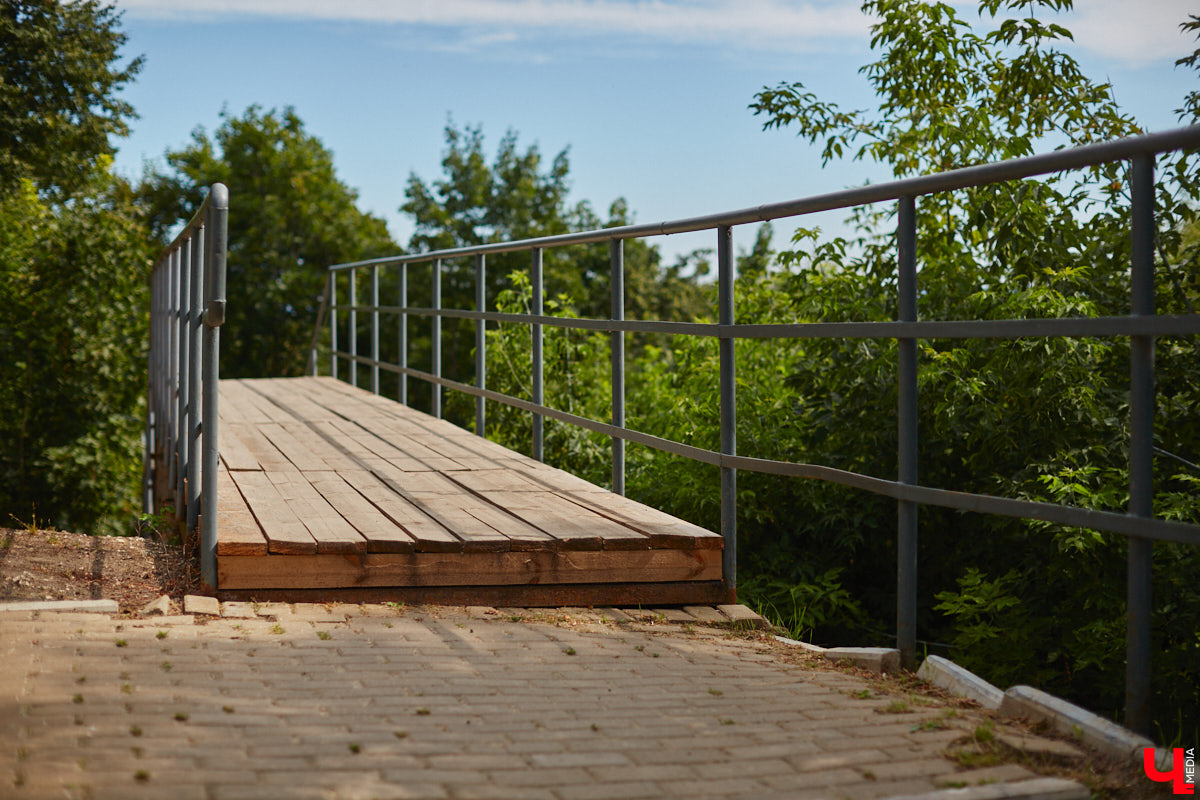 Во Владимире, без сомнения, есть на что посмотреть. Жаль только, его историческая часть находится в упадке, а гостям областного центра приходится то и дело натыкаться на различные поломки, строительные леса, ограждения и ленты, запрещающие проход. Мы посмотрели на любимый город глазами путешественников и составили подборку темных пятен на его туристической репутации.