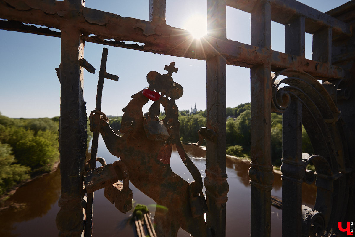 Во Владимире, без сомнения, есть на что посмотреть. Жаль только, его историческая часть находится в упадке, а гостям областного центра приходится то и дело натыкаться на различные поломки, строительные леса, ограждения и ленты, запрещающие проход. Мы посмотрели на любимый город глазами путешественников и составили подборку темных пятен на его туристической репутации.