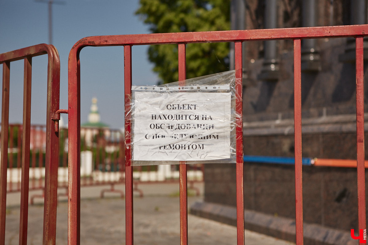 Во Владимире, без сомнения, есть на что посмотреть. Жаль только, его историческая часть находится в упадке, а гостям областного центра приходится то и дело натыкаться на различные поломки, строительные леса, ограждения и ленты, запрещающие проход. Мы посмотрели на любимый город глазами путешественников и составили подборку темных пятен на его туристической репутации.