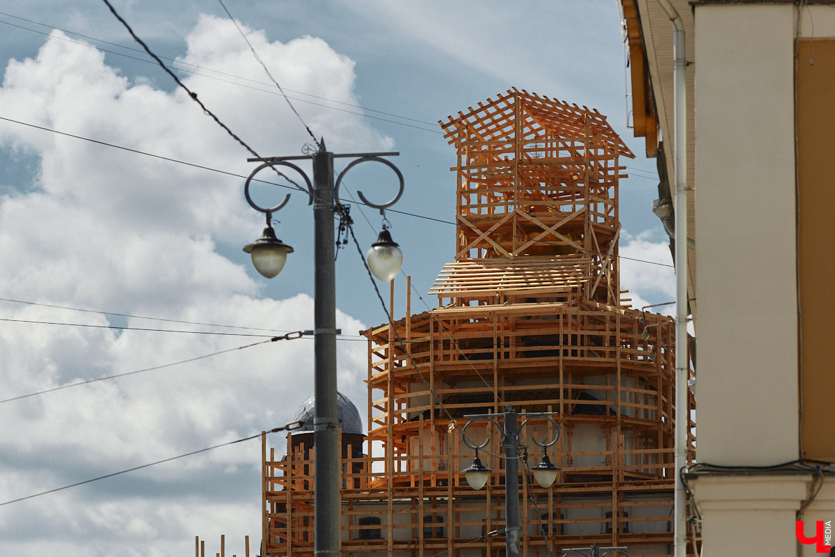 Во Владимире, без сомнения, есть на что посмотреть. Жаль только, его историческая часть находится в упадке, а гостям областного центра приходится то и дело натыкаться на различные поломки, строительные леса, ограждения и ленты, запрещающие проход. Мы посмотрели на любимый город глазами путешественников и составили подборку темных пятен на его туристической репутации.