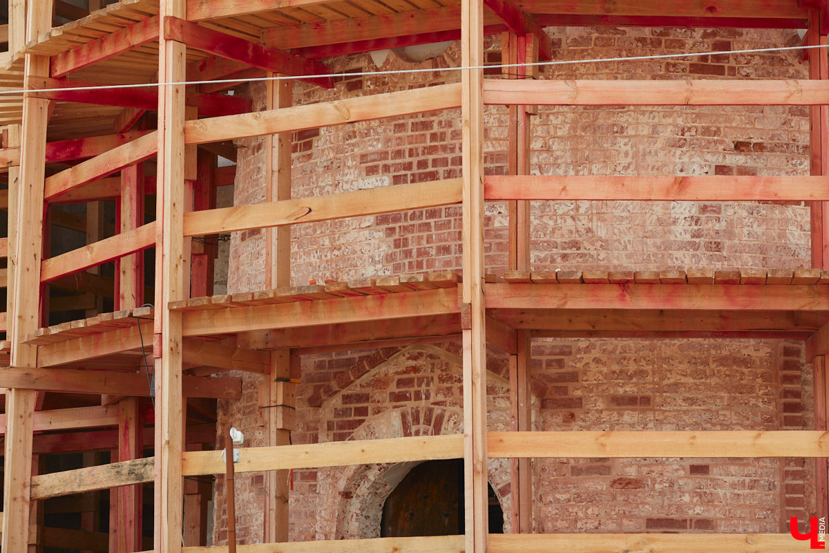 Во Владимире, без сомнения, есть на что посмотреть. Жаль только, его историческая часть находится в упадке, а гостям областного центра приходится то и дело натыкаться на различные поломки, строительные леса, ограждения и ленты, запрещающие проход. Мы посмотрели на любимый город глазами путешественников и составили подборку темных пятен на его туристической репутации.