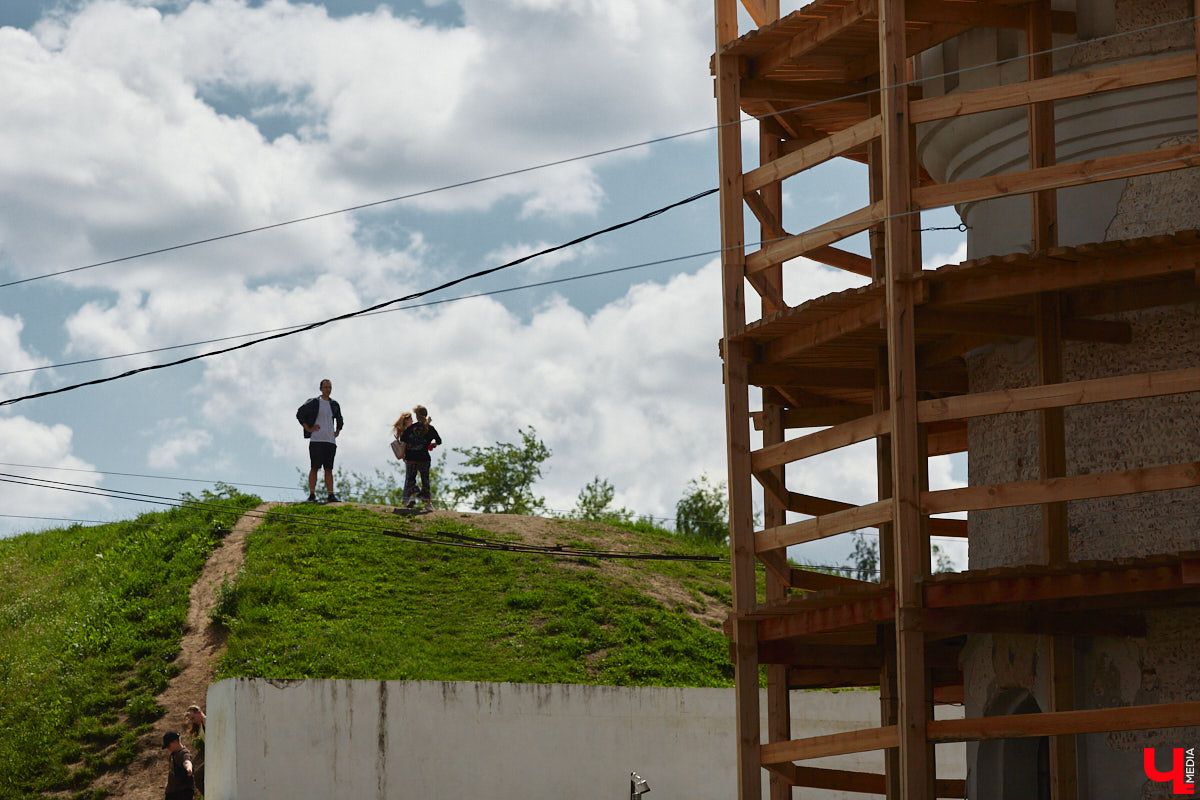 Во Владимире, без сомнения, есть на что посмотреть. Жаль только, его историческая часть находится в упадке, а гостям областного центра приходится то и дело натыкаться на различные поломки, строительные леса, ограждения и ленты, запрещающие проход. Мы посмотрели на любимый город глазами путешественников и составили подборку темных пятен на его туристической репутации.