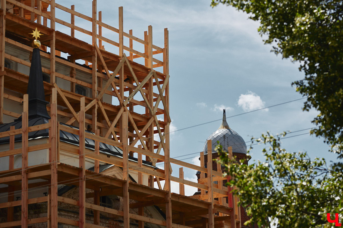 Во Владимире, без сомнения, есть на что посмотреть. Жаль только, его историческая часть находится в упадке, а гостям областного центра приходится то и дело натыкаться на различные поломки, строительные леса, ограждения и ленты, запрещающие проход. Мы посмотрели на любимый город глазами путешественников и составили подборку темных пятен на его туристической репутации.