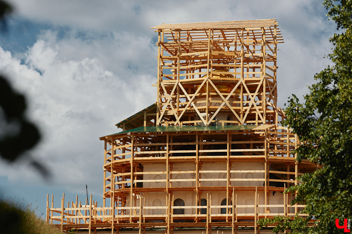 Во Владимире, без сомнения, есть на что посмотреть. Жаль только, его историческая часть находится в упадке, а гостям областного центра приходится то и дело натыкаться на различные поломки, строительные леса, ограждения и ленты, запрещающие проход. Мы посмотрели на любимый город глазами путешественников и составили подборку темных пятен на его туристической репутации.