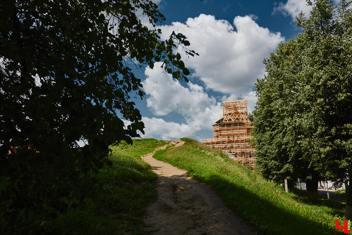 Во Владимире, без сомнения, есть на что посмотреть. Жаль только, его историческая часть находится в упадке, а гостям областного центра приходится то и дело натыкаться на различные поломки, строительные леса, ограждения и ленты, запрещающие проход. Мы посмотрели на любимый город глазами путешественников и составили подборку темных пятен на его туристической репутации.