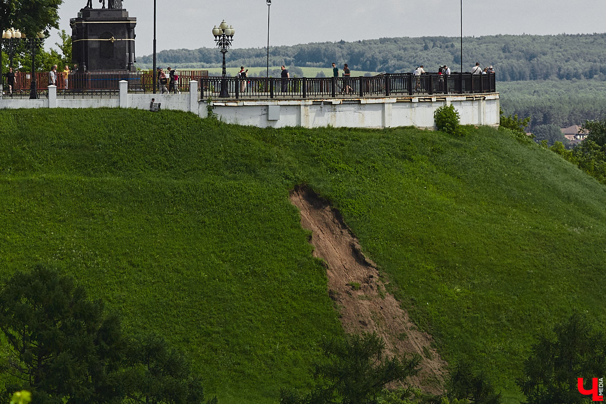 Во Владимире, без сомнения, есть на что посмотреть. Жаль только, его историческая часть находится в упадке, а гостям областного центра приходится то и дело натыкаться на различные поломки, строительные леса, ограждения и ленты, запрещающие проход. Мы посмотрели на любимый город глазами путешественников и составили подборку темных пятен на его туристической репутации.