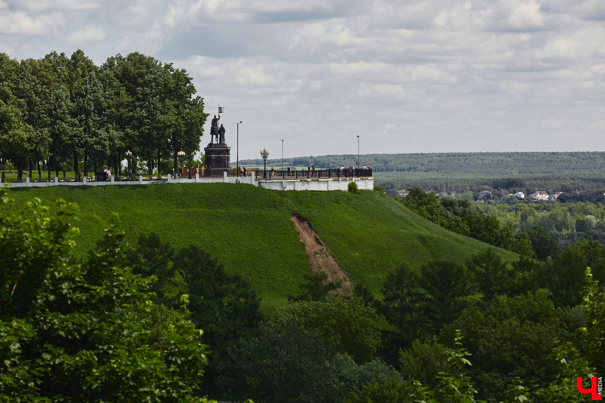 Во Владимире, без сомнения, есть на что посмотреть. Жаль только, его историческая часть находится в упадке, а гостям областного центра приходится то и дело натыкаться на различные поломки, строительные леса, ограждения и ленты, запрещающие проход. Мы посмотрели на любимый город глазами путешественников и составили подборку темных пятен на его туристической репутации.