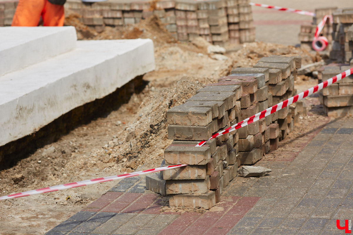 Во Владимире, без сомнения, есть на что посмотреть. Жаль только, его историческая часть находится в упадке, а гостям областного центра приходится то и дело натыкаться на различные поломки, строительные леса, ограждения и ленты, запрещающие проход. Мы посмотрели на любимый город глазами путешественников и составили подборку темных пятен на его туристической репутации.