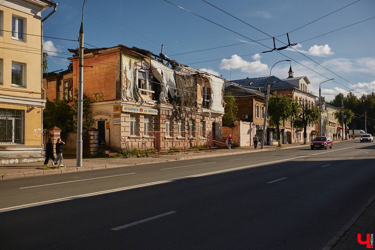 Во Владимире, без сомнения, есть на что посмотреть. Жаль только, его историческая часть находится в упадке, а гостям областного центра приходится то и дело натыкаться на различные поломки, строительные леса, ограждения и ленты, запрещающие проход. Мы посмотрели на любимый город глазами путешественников и составили подборку темных пятен на его туристической репутации.