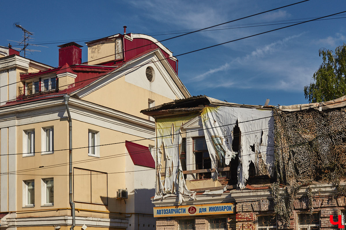 Во Владимире, без сомнения, есть на что посмотреть. Жаль только, его историческая часть находится в упадке, а гостям областного центра приходится то и дело натыкаться на различные поломки, строительные леса, ограждения и ленты, запрещающие проход. Мы посмотрели на любимый город глазами путешественников и составили подборку темных пятен на его туристической репутации.