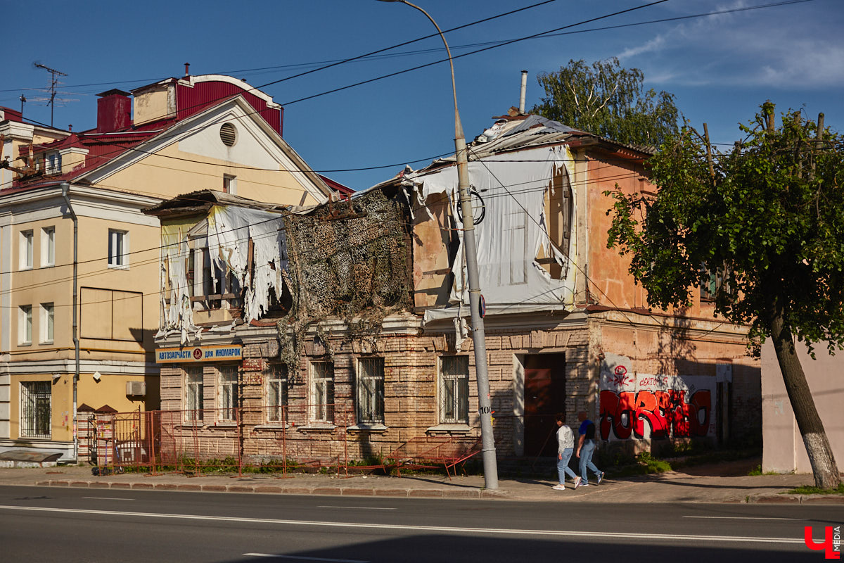 Во Владимире, без сомнения, есть на что посмотреть. Жаль только, его историческая часть находится в упадке, а гостям областного центра приходится то и дело натыкаться на различные поломки, строительные леса, ограждения и ленты, запрещающие проход. Мы посмотрели на любимый город глазами путешественников и составили подборку темных пятен на его туристической репутации.