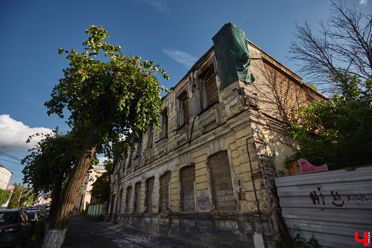 Во Владимире, без сомнения, есть на что посмотреть. Жаль только, его историческая часть находится в упадке, а гостям областного центра приходится то и дело натыкаться на различные поломки, строительные леса, ограждения и ленты, запрещающие проход. Мы посмотрели на любимый город глазами путешественников и составили подборку темных пятен на его туристической репутации.