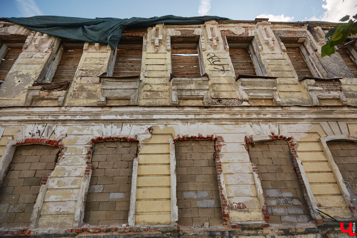 Во Владимире, без сомнения, есть на что посмотреть. Жаль только, его историческая часть находится в упадке, а гостям областного центра приходится то и дело натыкаться на различные поломки, строительные леса, ограждения и ленты, запрещающие проход. Мы посмотрели на любимый город глазами путешественников и составили подборку темных пятен на его туристической репутации.