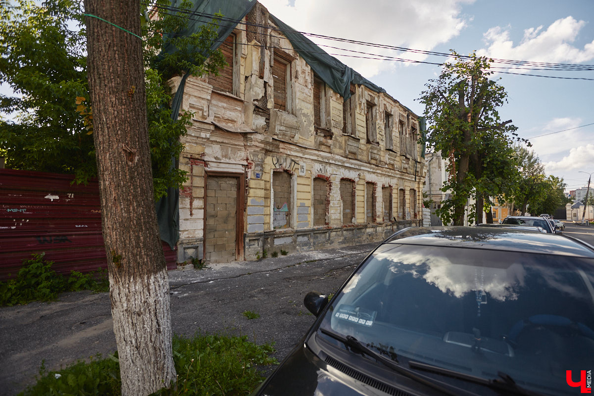 Во Владимире, без сомнения, есть на что посмотреть. Жаль только, его историческая часть находится в упадке, а гостям областного центра приходится то и дело натыкаться на различные поломки, строительные леса, ограждения и ленты, запрещающие проход. Мы посмотрели на любимый город глазами путешественников и составили подборку темных пятен на его туристической репутации.