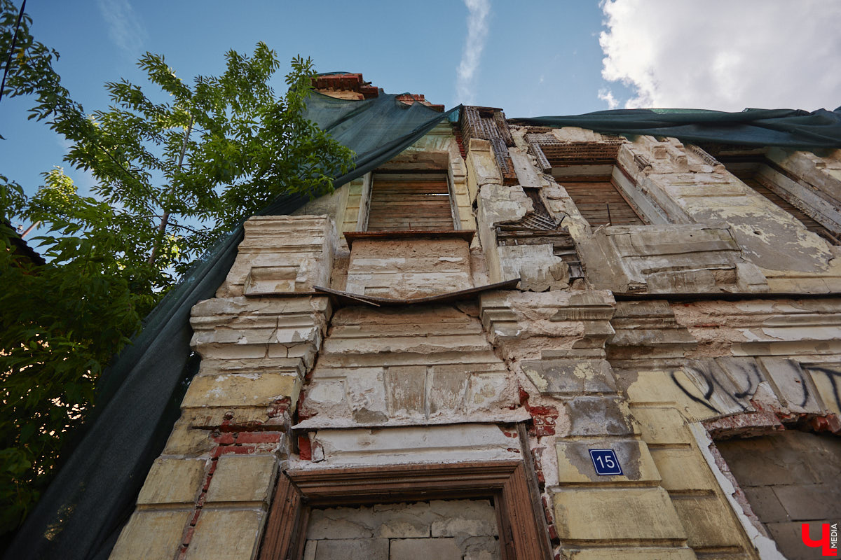 Во Владимире, без сомнения, есть на что посмотреть. Жаль только, его историческая часть находится в упадке, а гостям областного центра приходится то и дело натыкаться на различные поломки, строительные леса, ограждения и ленты, запрещающие проход. Мы посмотрели на любимый город глазами путешественников и составили подборку темных пятен на его туристической репутации.