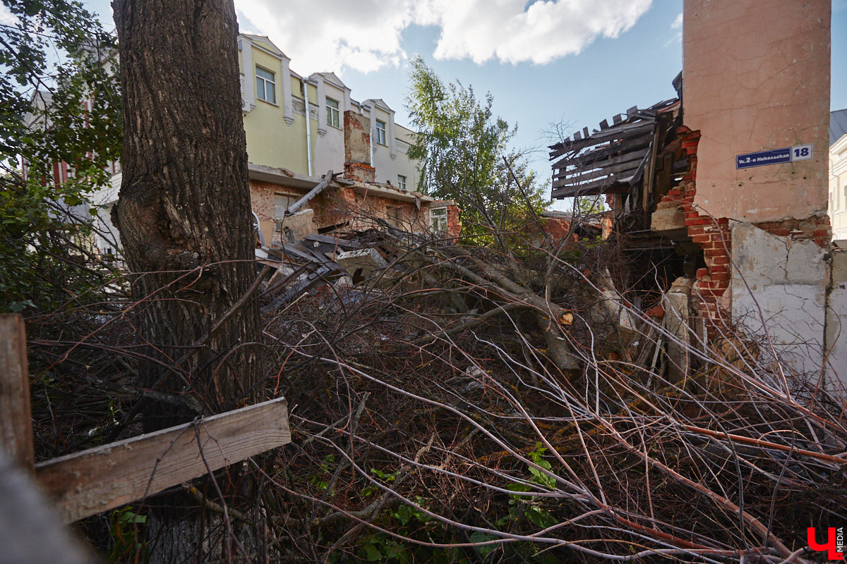 Во Владимире, без сомнения, есть на что посмотреть. Жаль только, его историческая часть находится в упадке, а гостям областного центра приходится то и дело натыкаться на различные поломки, строительные леса, ограждения и ленты, запрещающие проход. Мы посмотрели на любимый город глазами путешественников и составили подборку темных пятен на его туристической репутации.