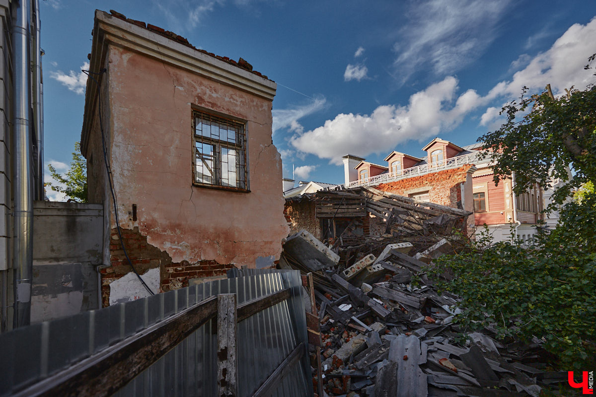 Во Владимире, без сомнения, есть на что посмотреть. Жаль только, его историческая часть находится в упадке, а гостям областного центра приходится то и дело натыкаться на различные поломки, строительные леса, ограждения и ленты, запрещающие проход. Мы посмотрели на любимый город глазами путешественников и составили подборку темных пятен на его туристической репутации.