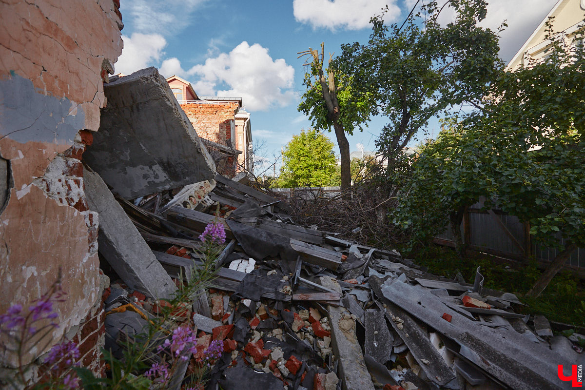 Во Владимире, без сомнения, есть на что посмотреть. Жаль только, его историческая часть находится в упадке, а гостям областного центра приходится то и дело натыкаться на различные поломки, строительные леса, ограждения и ленты, запрещающие проход. Мы посмотрели на любимый город глазами путешественников и составили подборку темных пятен на его туристической репутации.