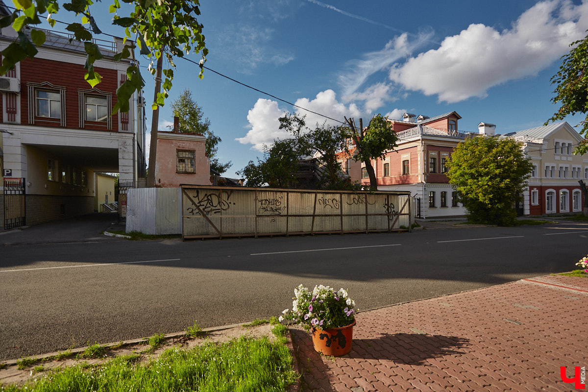 Во Владимире, без сомнения, есть на что посмотреть. Жаль только, его историческая часть находится в упадке, а гостям областного центра приходится то и дело натыкаться на различные поломки, строительные леса, ограждения и ленты, запрещающие проход. Мы посмотрели на любимый город глазами путешественников и составили подборку темных пятен на его туристической репутации.