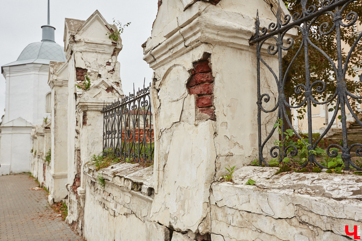 Во Владимире, без сомнения, есть на что посмотреть. Жаль только, его историческая часть находится в упадке, а гостям областного центра приходится то и дело натыкаться на различные поломки, строительные леса, ограждения и ленты, запрещающие проход. Мы посмотрели на любимый город глазами путешественников и составили подборку темных пятен на его туристической репутации.