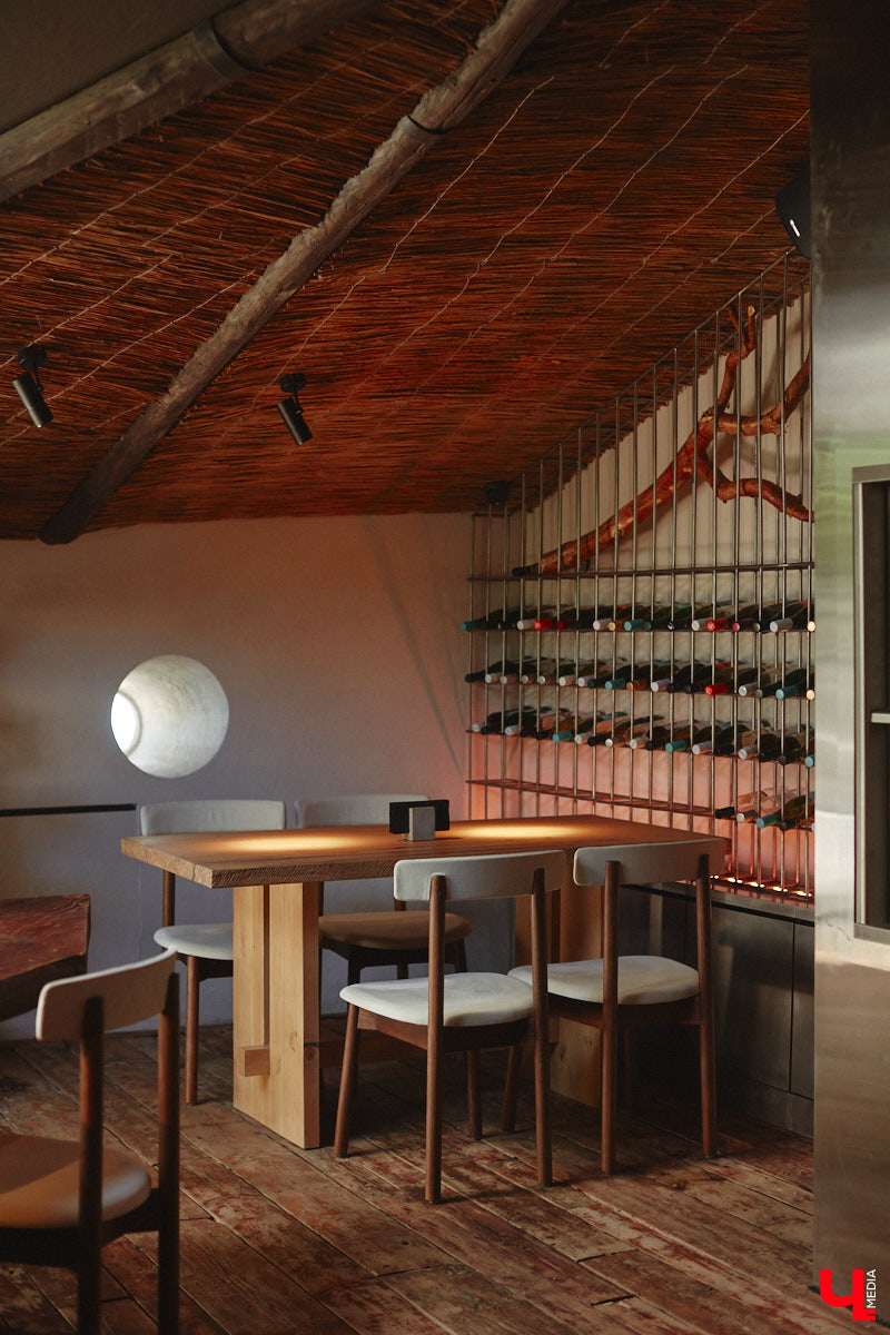 В центре Владимира немало различных кафе и ресторанов, поэтому выделиться на их фоне непросто. Однако открывшемуся пару месяцев назад гранд-бистро «Меряне» это удалось за счет необычного дизайна помещения и продуманного до мелочей меню. Все самые интересные детали о новом месте ищите в нашем фоторепортаже.