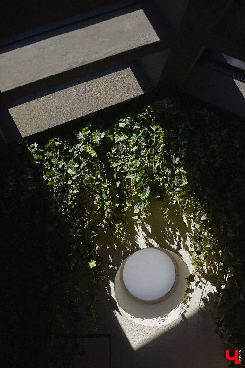 В центре Владимира немало различных кафе и ресторанов, поэтому выделиться на их фоне непросто. Однако открывшемуся пару месяцев назад гранд-бистро «Меряне» это удалось за счет необычного дизайна помещения и продуманного до мелочей меню. Все самые интересные детали о новом месте ищите в нашем фоторепортаже.