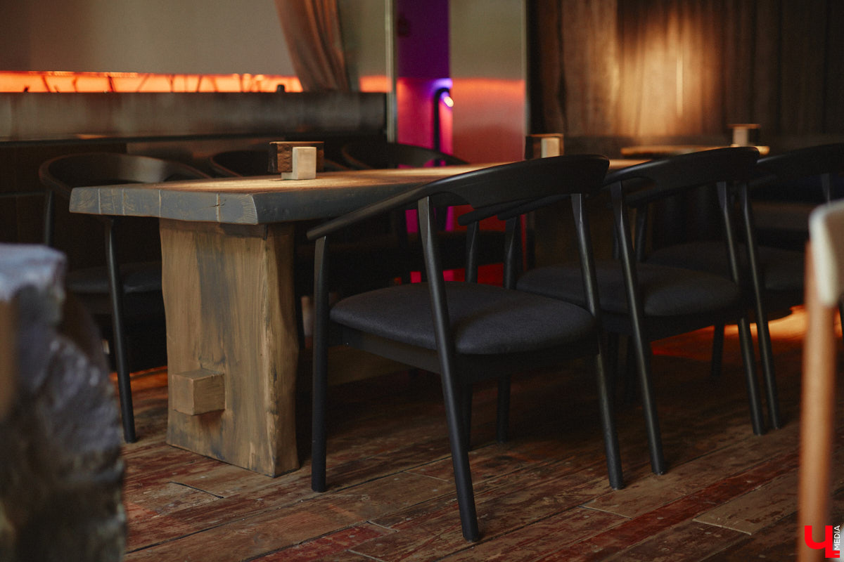 В центре Владимира немало различных кафе и ресторанов, поэтому выделиться на их фоне непросто. Однако открывшемуся пару месяцев назад гранд-бистро «Меряне» это удалось за счет необычного дизайна помещения и продуманного до мелочей меню. Все самые интересные детали о новом месте ищите в нашем фоторепортаже.