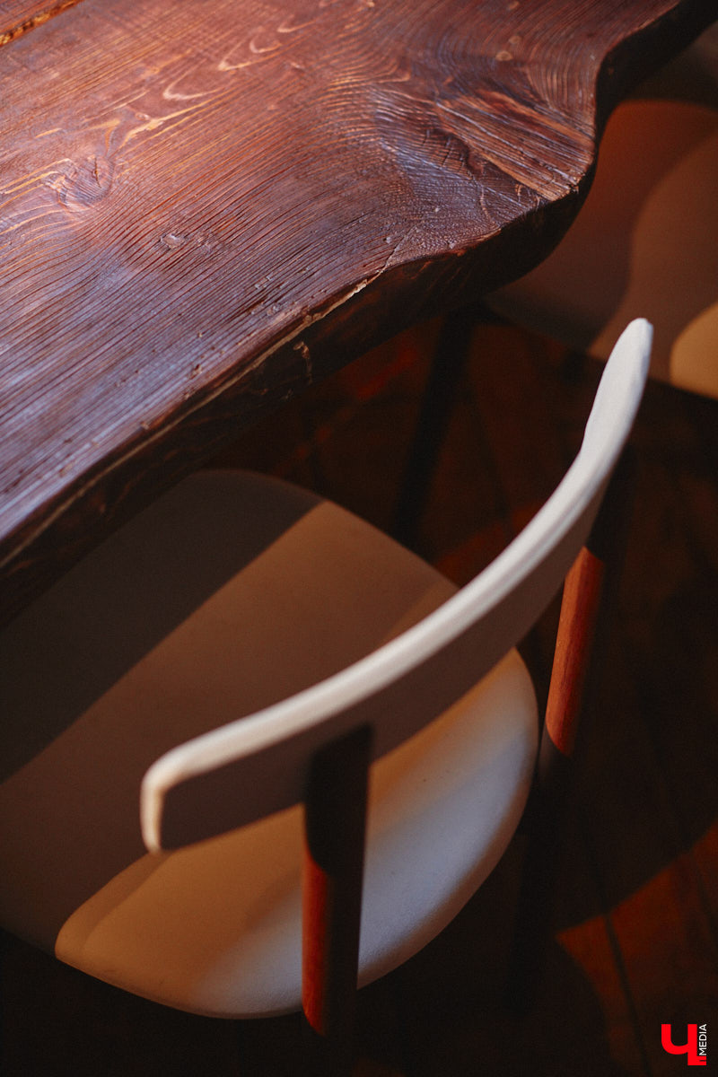 В центре Владимира немало различных кафе и ресторанов, поэтому выделиться на их фоне непросто. Однако открывшемуся пару месяцев назад гранд-бистро «Меряне» это удалось за счет необычного дизайна помещения и продуманного до мелочей меню. Все самые интересные детали о новом месте ищите в нашем фоторепортаже.