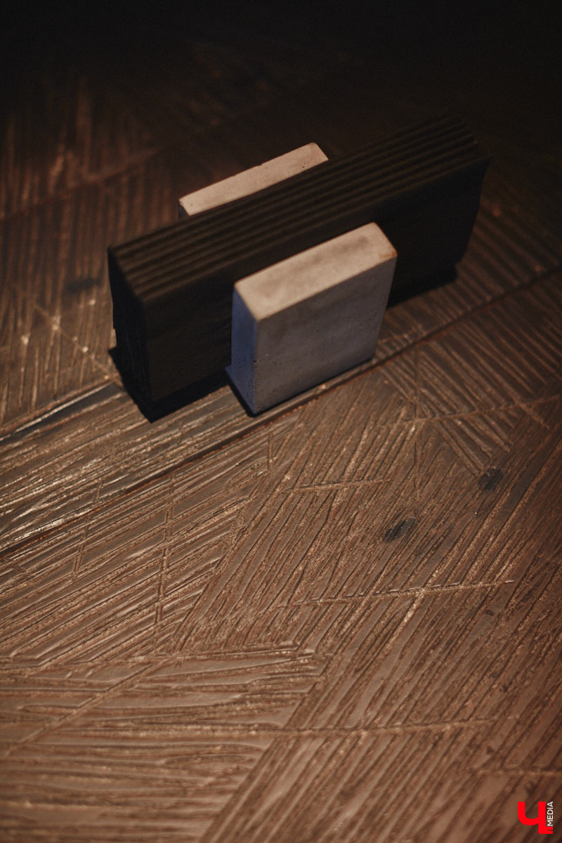 В центре Владимира немало различных кафе и ресторанов, поэтому выделиться на их фоне непросто. Однако открывшемуся пару месяцев назад гранд-бистро «Меряне» это удалось за счет необычного дизайна помещения и продуманного до мелочей меню. Все самые интересные детали о новом месте ищите в нашем фоторепортаже.