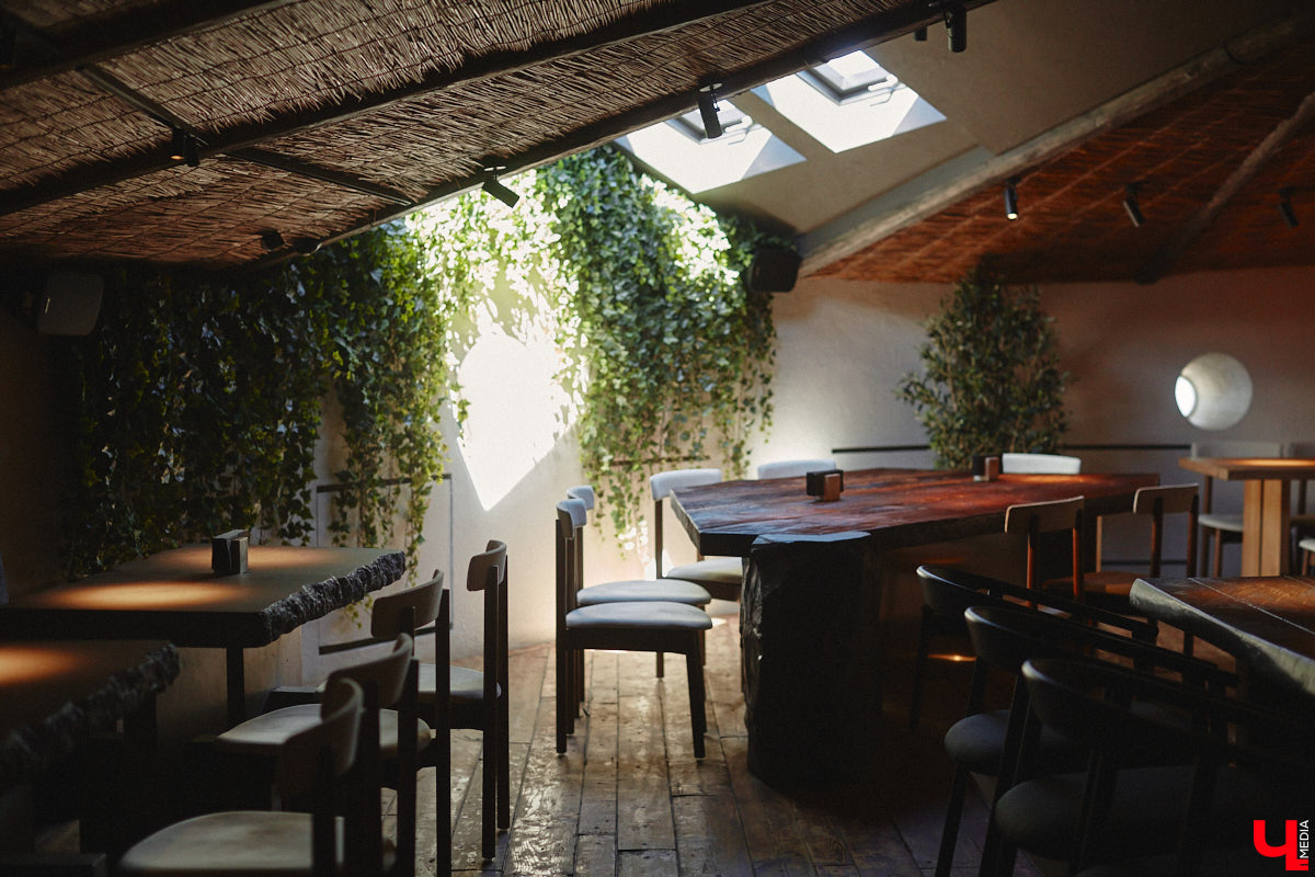 В центре Владимира немало различных кафе и ресторанов, поэтому выделиться на их фоне непросто. Однако открывшемуся пару месяцев назад гранд-бистро «Меряне» это удалось за счет необычного дизайна помещения и продуманного до мелочей меню. Все самые интересные детали о новом месте ищите в нашем фоторепортаже.